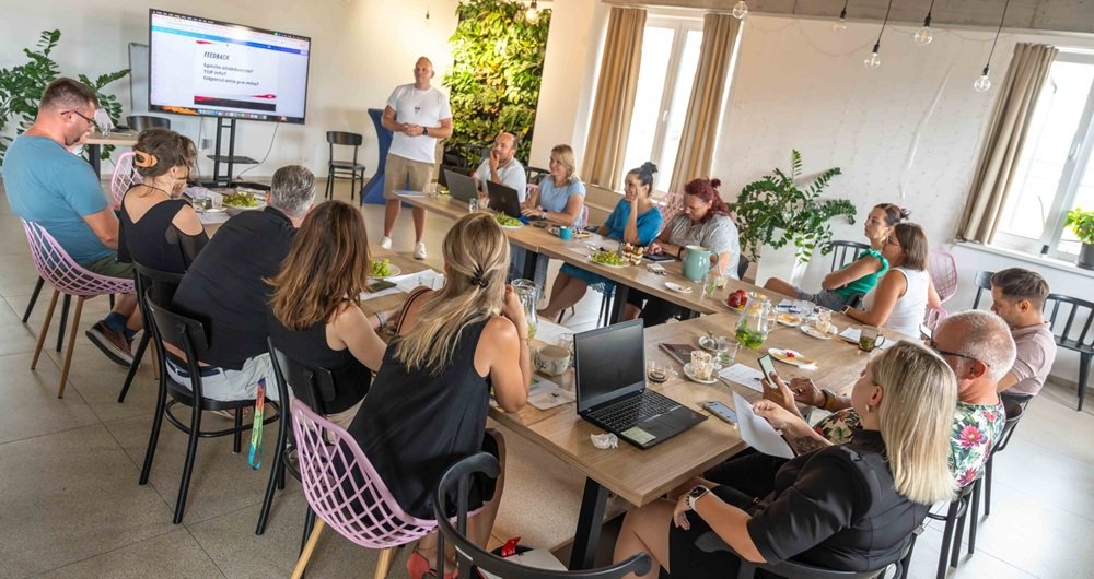 Daniel Výcha prednáša na workshope.