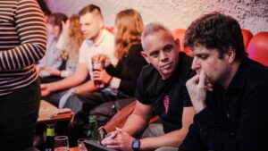 Daniel Výcha v rozhovore na networkingovom podujatí