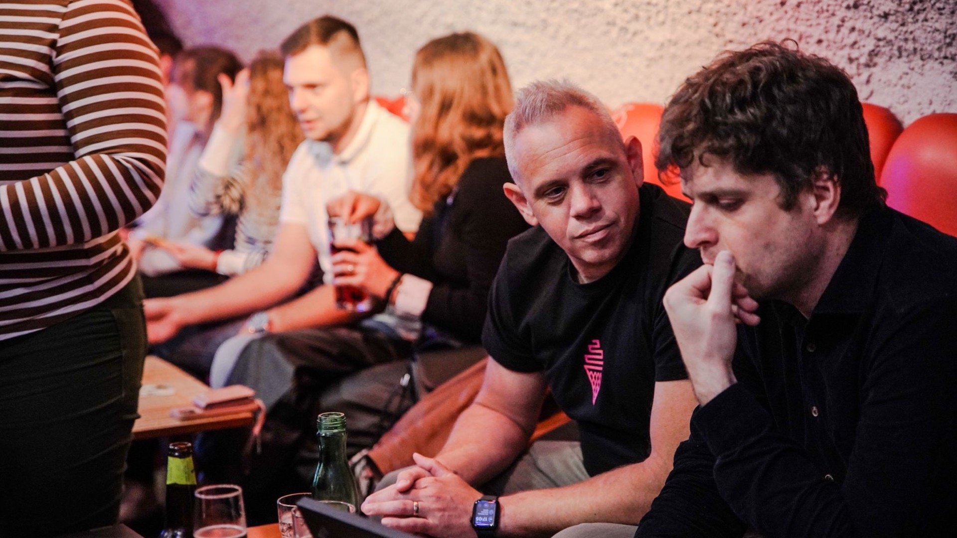 Daniel Výcha v rozhovore na networkingovom podujatí