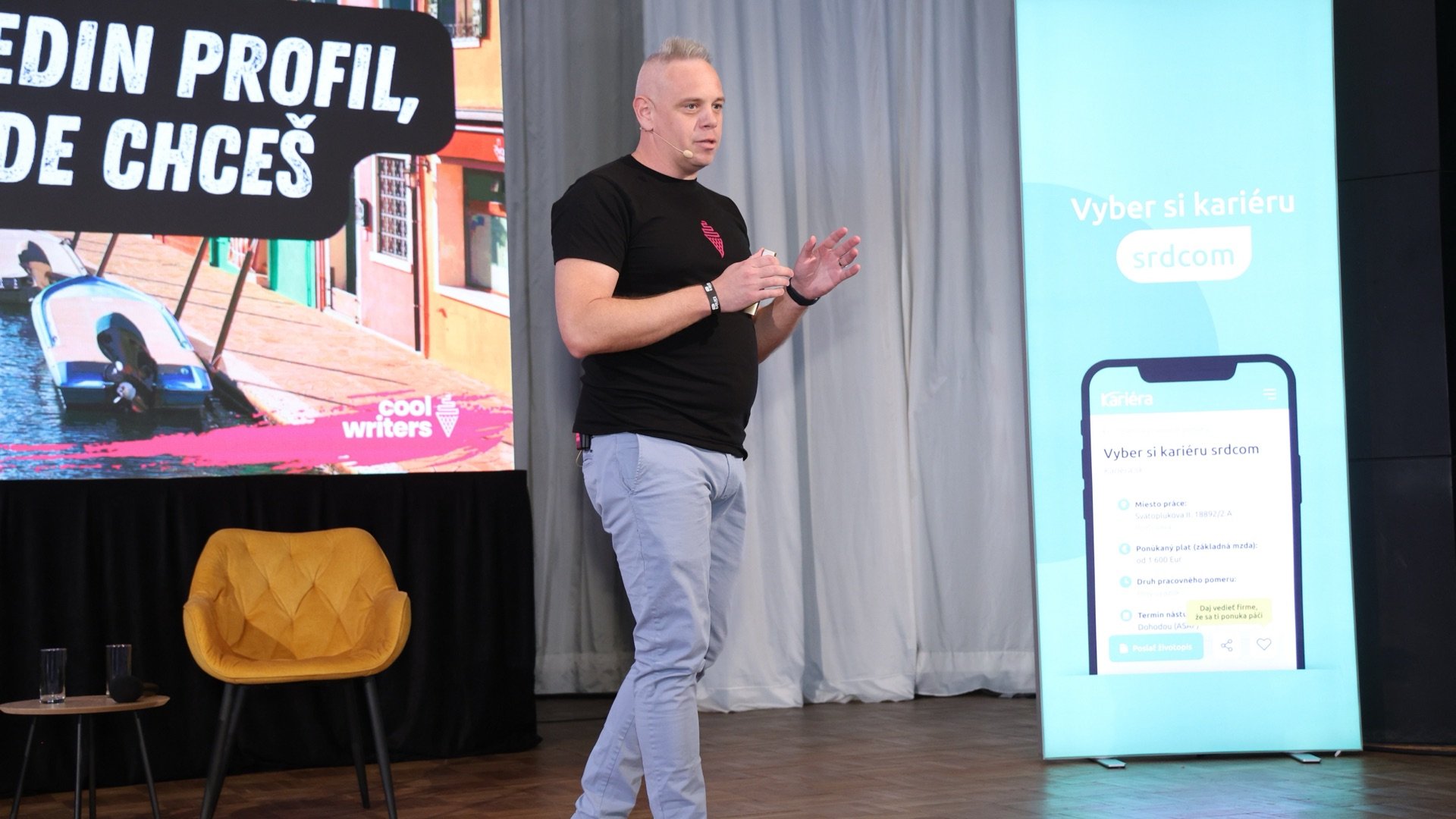 Daniel Výcha prednáša na pódiu na Kariéra Expo