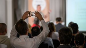 Publikum natáča prednášku telefónom na Biznis raňajkách